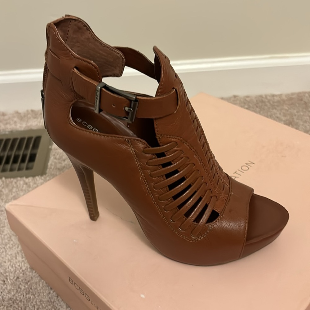 BCBG NEW - Gregory - 3.5 inch heal, never worn